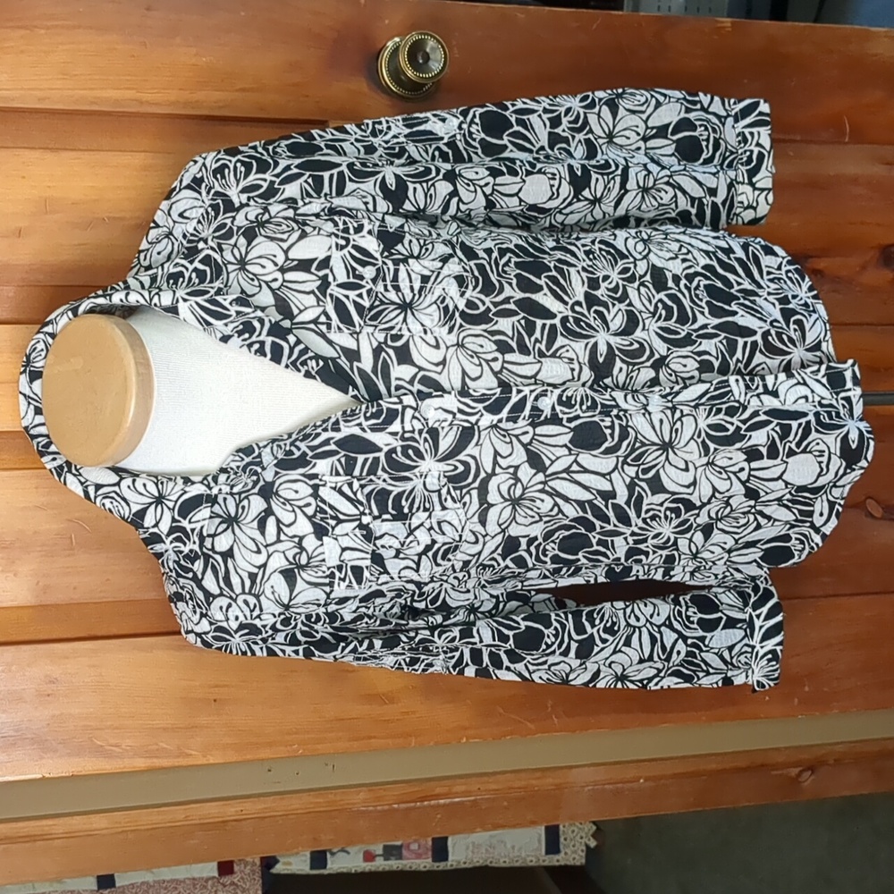 LIZ CLAIBORNE* black and white long sleeve button down blouse, meas. in pics